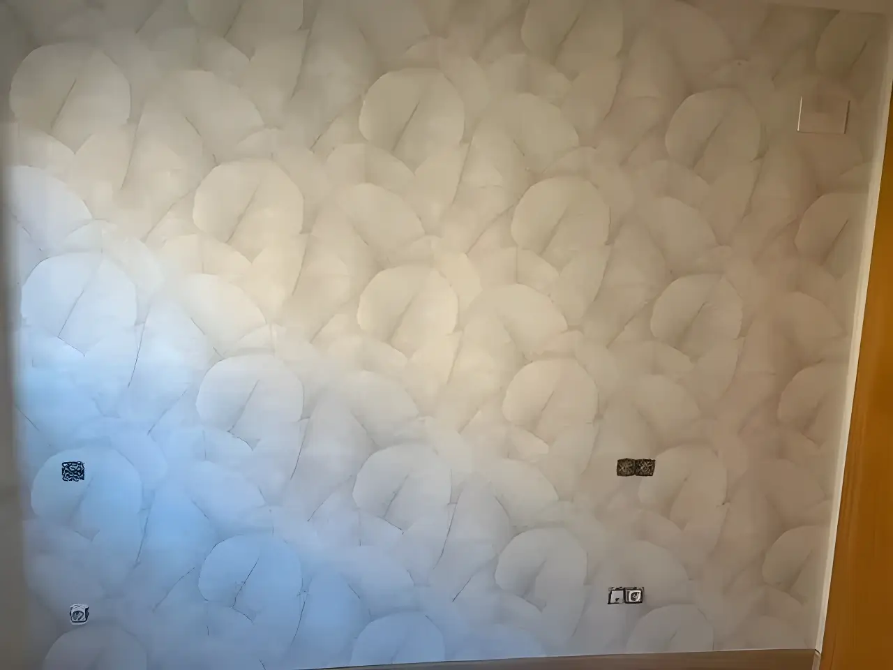 Los Pintores Valladolid aplicando papel pintado de textura clara en salón reformado