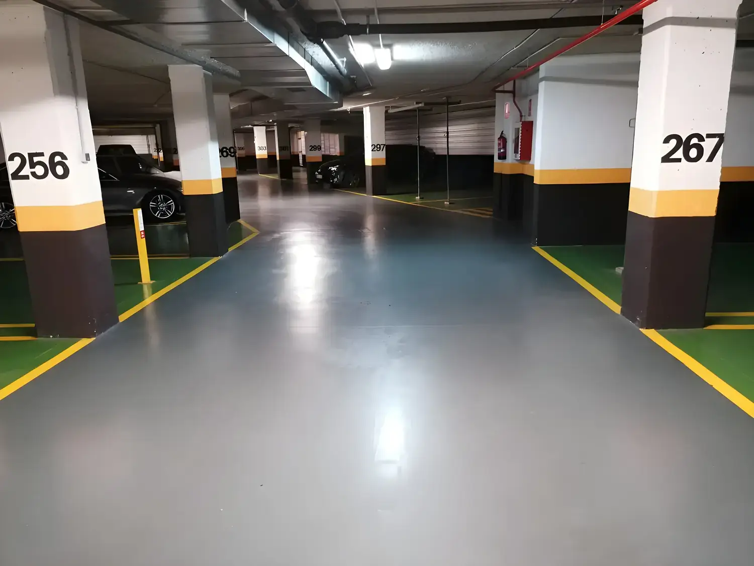 Garaje comunitario pintado y señalizado por Los Pintores Valladolid