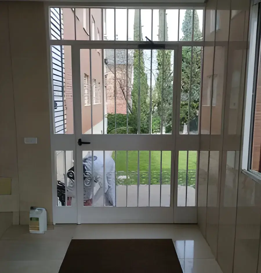 Portal de comunidad pintado por Los Pintores Valladolid con acabado luminoso