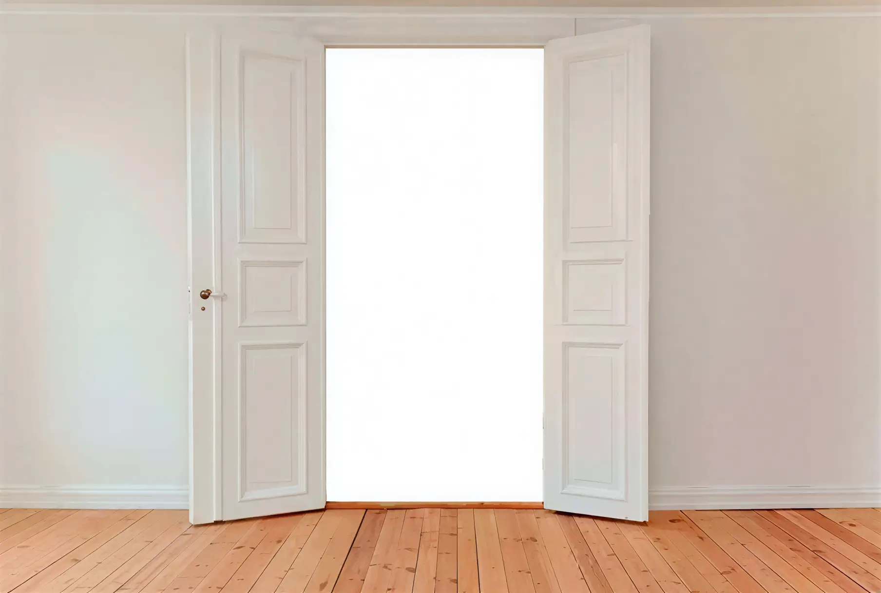 Los Pintores Valladolid lacando puerta interior en blanco con acabado profesional