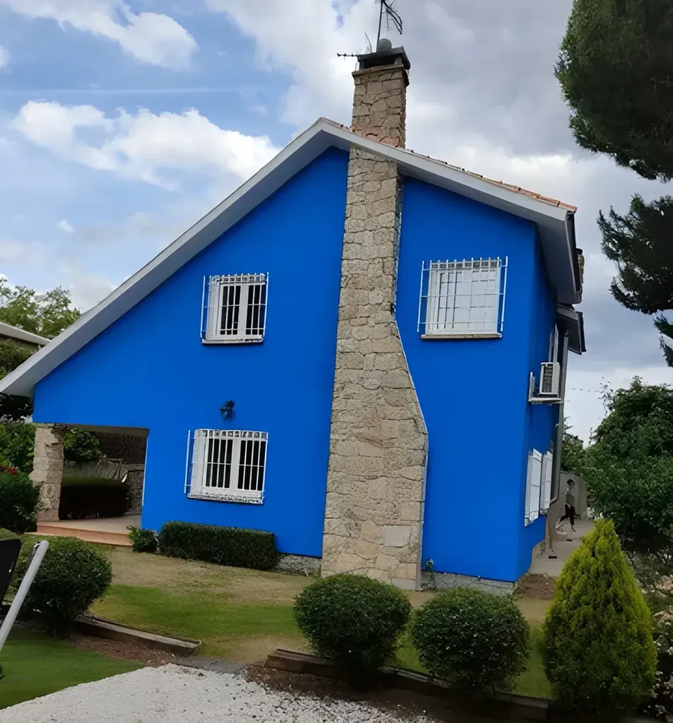 Los Pintores Valladolid pintando fachada de casa unifamiliar en color azul intenso