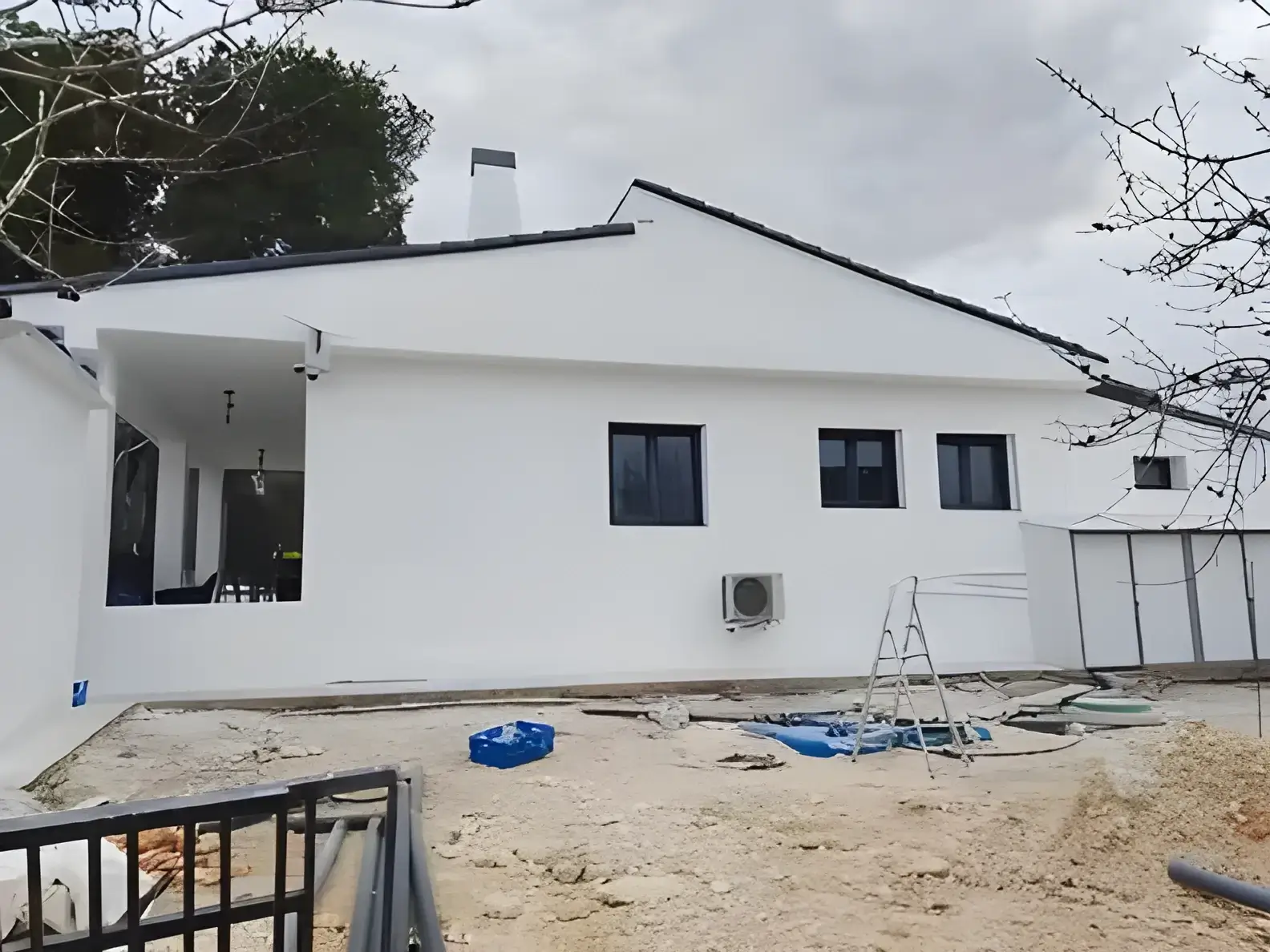 Los Pintores Valladolid Fachada de chalet blanco recién pintada con acabado profesional