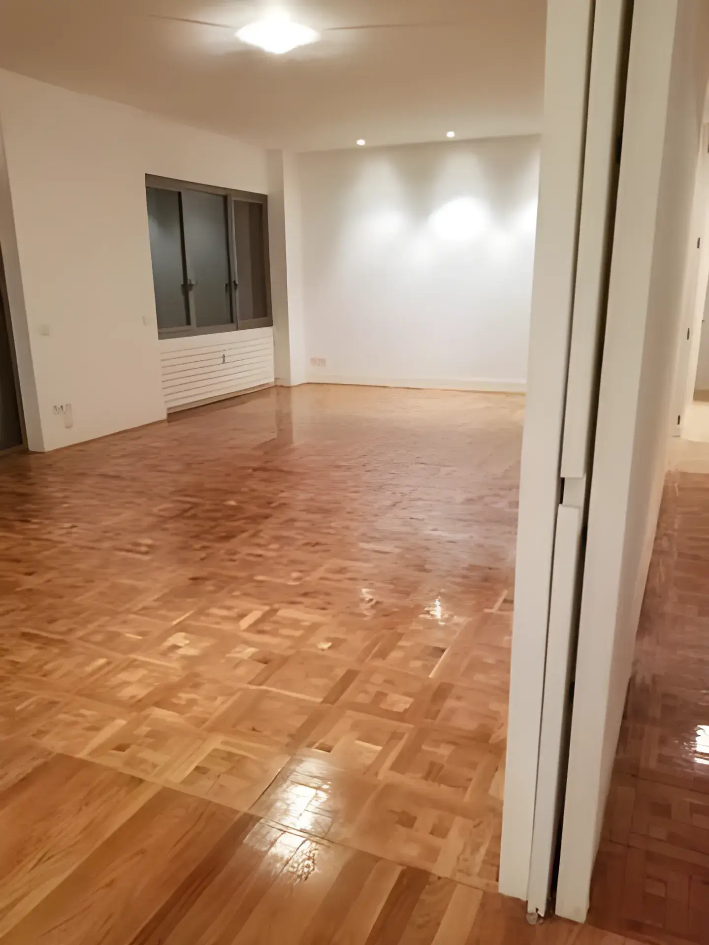 Salón amplio pintado en blanco por Los Pintores Valladolid, acabado limpio y luminoso