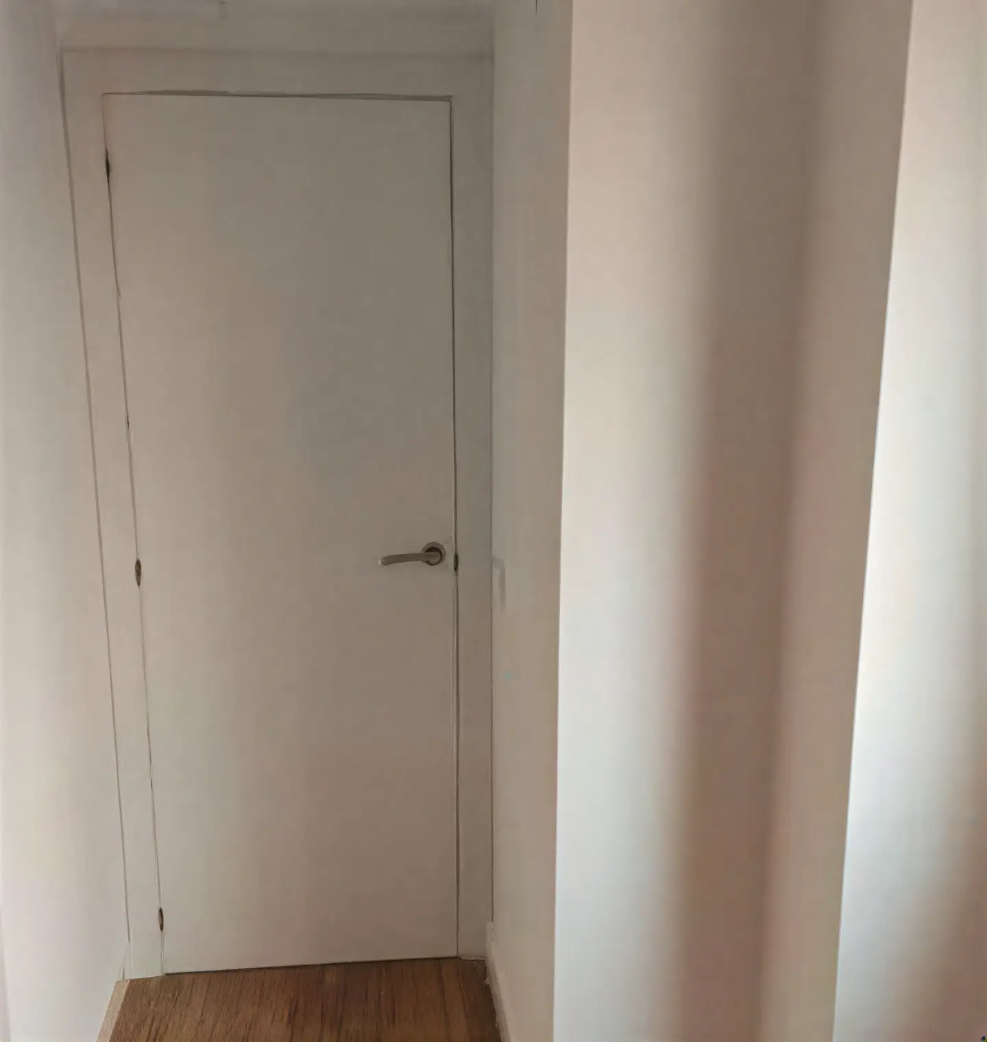 Puerta interior lacada en blanco en pasillo realizada por Los Pintores Valladolid